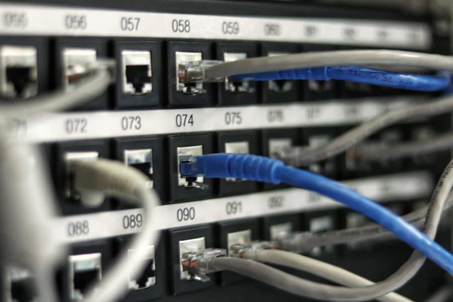 Racks de servidores em fileira dentro de sala técnica escura