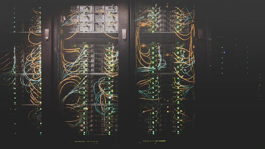 Corredor de servidores iluminado em azul dentro de um data center